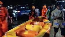 BPBD bersama tim gabungan melakukan upaya penanganan darurat usai banjir terjadi di Kabupaten Trenggalek, Provinsi Jawa Timur, Senin (19/5/2025). (Dok. BPBD Kabupaten Trenggalek)