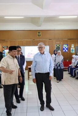 Prabowo Subianto dan Tokoh Filantropi Bill Gates Cek Makan Bergizi Gratis di Jaktimr, Inilah Suasananya
