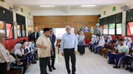Presiden RI Prabowo Subianto dan tokoh filantropi dunia sekaligus pendiri Microsoft Bill Gates di SDN Jati 03 Pulogadung, Jakarta Timur. (Dok. Tim Media Prabowo)