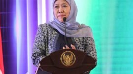 Khofifah Indar Parawansa saat memberi pidato, di tengah sorotan publik atas mangkirnya dari pemeriksaan KPK. (Dok. kominfo.jatimprov.go.id) 
