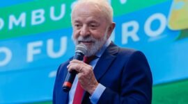 1. Presiden Lula menolak tarif AS dan tegaskan hak rakyat atas logam tanah jarang nasional. (Facebook.com @Lula)
