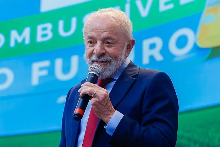 1. Presiden Lula menolak tarif AS dan tegaskan hak rakyat atas logam tanah jarang nasional. (Facebook.com @Lula)