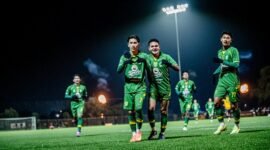 Momen penuh makna: Song For Pride menjadi lagu legal yang kini bisa dinikmati di ruang usaha Surabaya secara gratis. (Dok. persebaya.id)