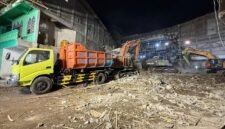 1. Tim SAR menggunakan alat berat mengevakuasi korban reruntuhan Ponpes Al Khoziny Sidoarjo. (Dok. Bnpb)