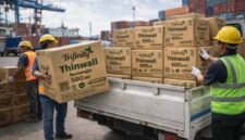 Surabaya siap suplai Timur! 🚢📦 Kerjasama PT Triguna Jaya Sentosa dengan distributor Surabaya memastikan stok wadah Trifinity selalu ada. Material kuat dan anti-pecah, aman buat dikirim lagi ke Bali sampai Nusa Tenggara via Tanjung Perak!